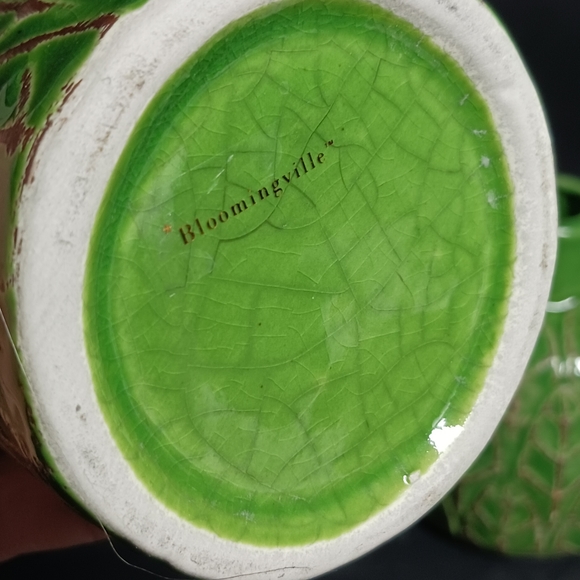 Jade green bud vase with leaf engraving set of 3, Bloomingville - Picture 5 of 5